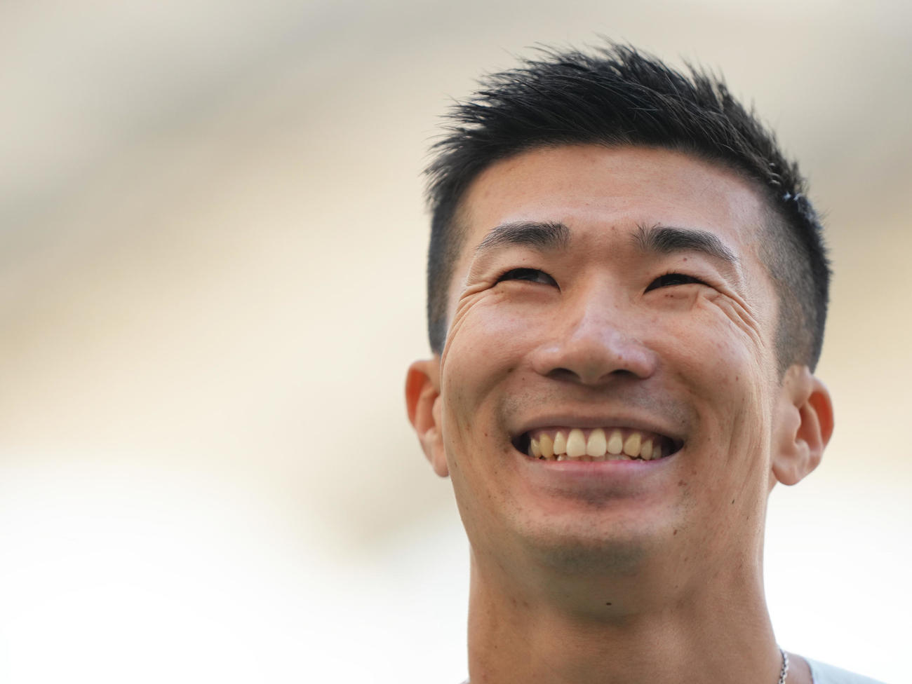 男子100メートル決勝で優勝し、スタンドの祝福に笑顔を見せる桐生（撮影・足立雅史）