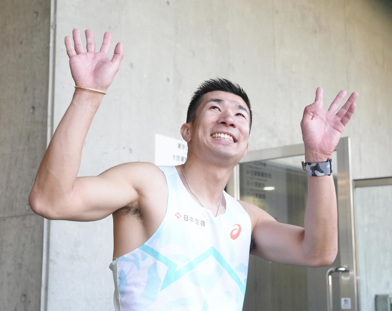 男子100メートル決勝で優勝し、スタンドの祝福に手を振って応える桐生（撮影・足立雅史）
