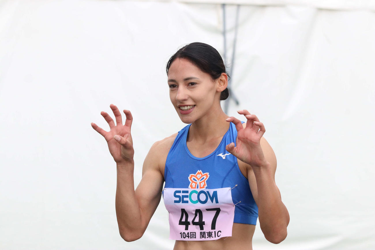 関東学生陸上競技対校選手権大会女子1部400メートル決勝　大会新記録で優勝した日体大のフロレス（撮影・泉光太郎）
