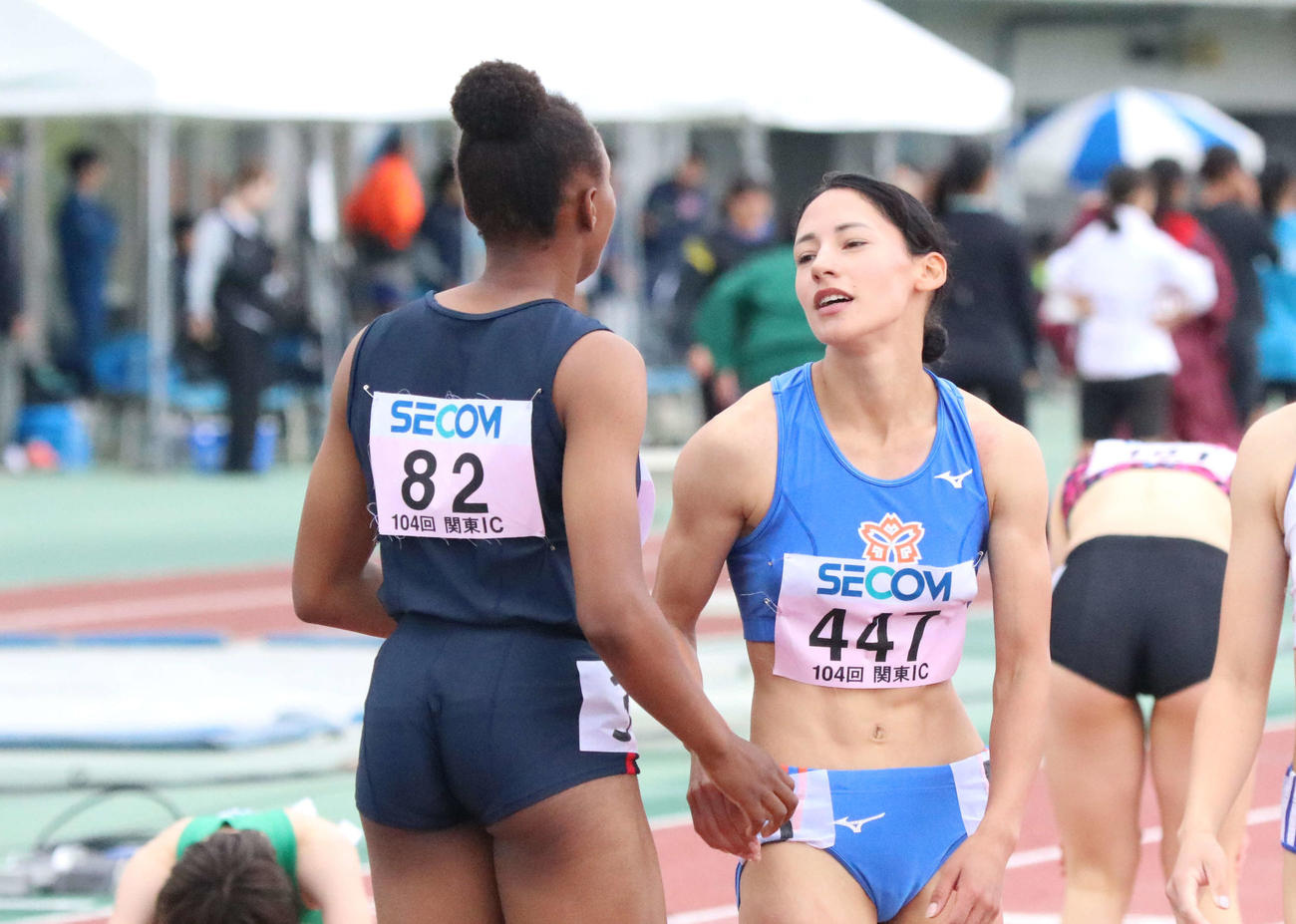 関東学生陸上競技対校選手権大会女子1部400メートル決勝　大会新記録で優勝した日体大のフロレス（右）（撮影・泉光太郎）