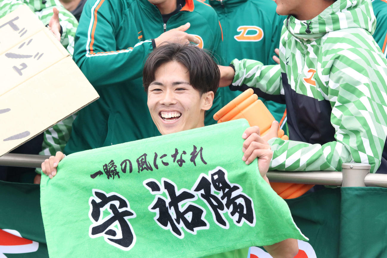 関東学生陸上競技対校選手権大会男子2部100メートル決勝　好記録に喜ぶ大東大・守（撮影・泉光太郎）