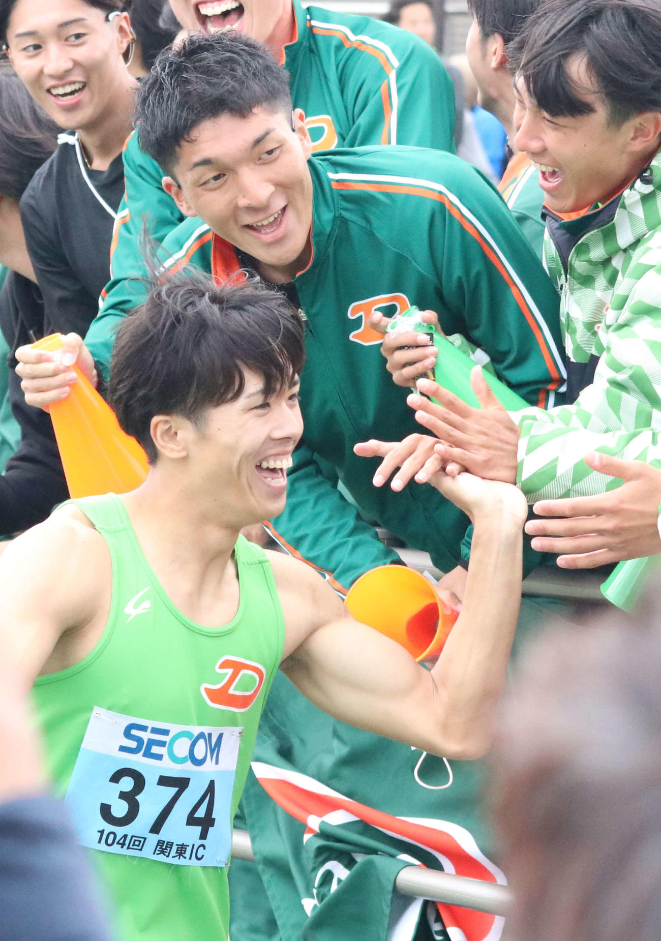 関東学生陸上競技対校選手権大会男子2部100メートル決勝　好記録に喜ぶ大東大・守（中央下）（撮影・泉光太郎）