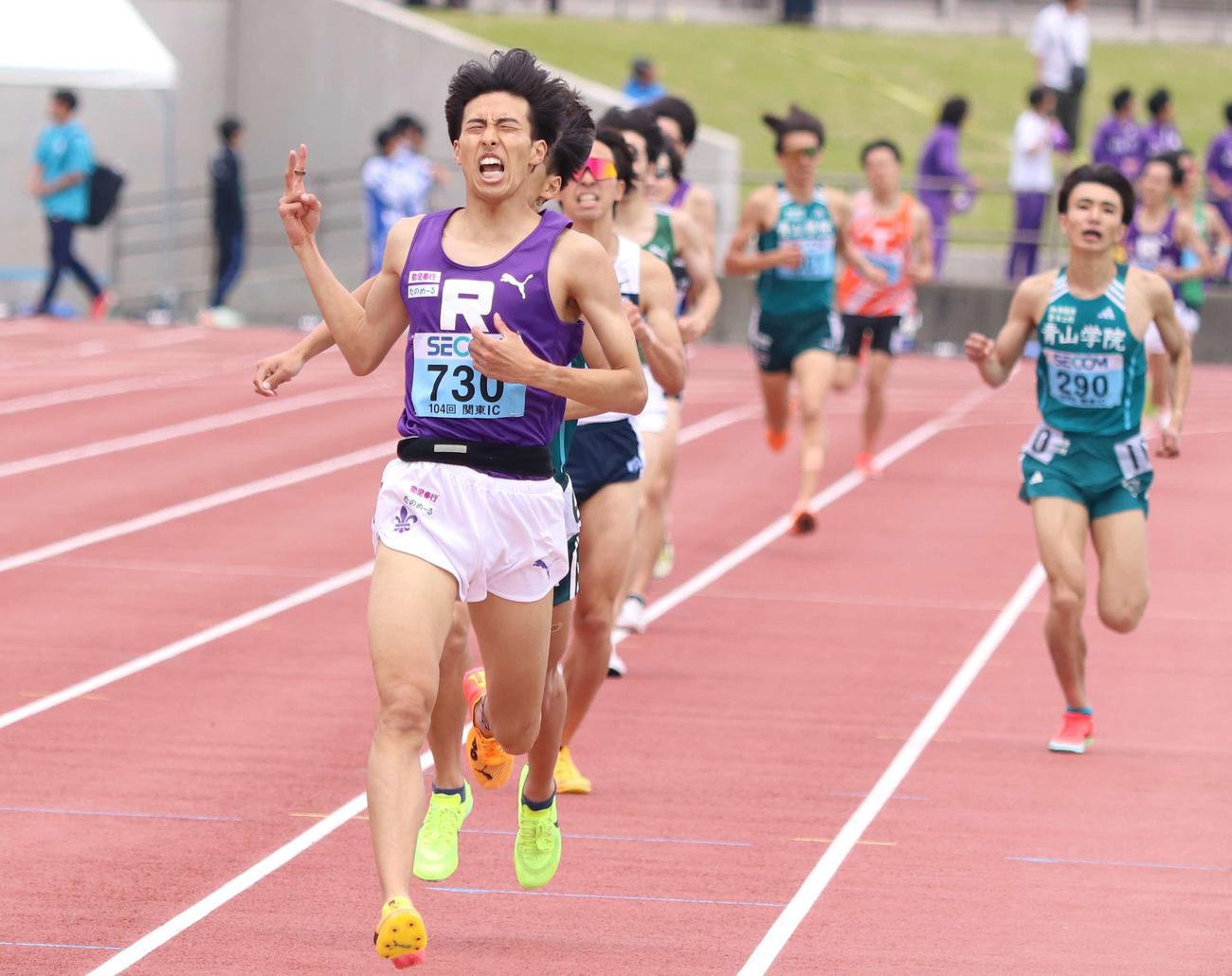 関東学生陸上競技対校選手権大会男子2部1500メートル決勝　大会新記録で優勝した立大・青木（左）（撮影・泉光太郎）
