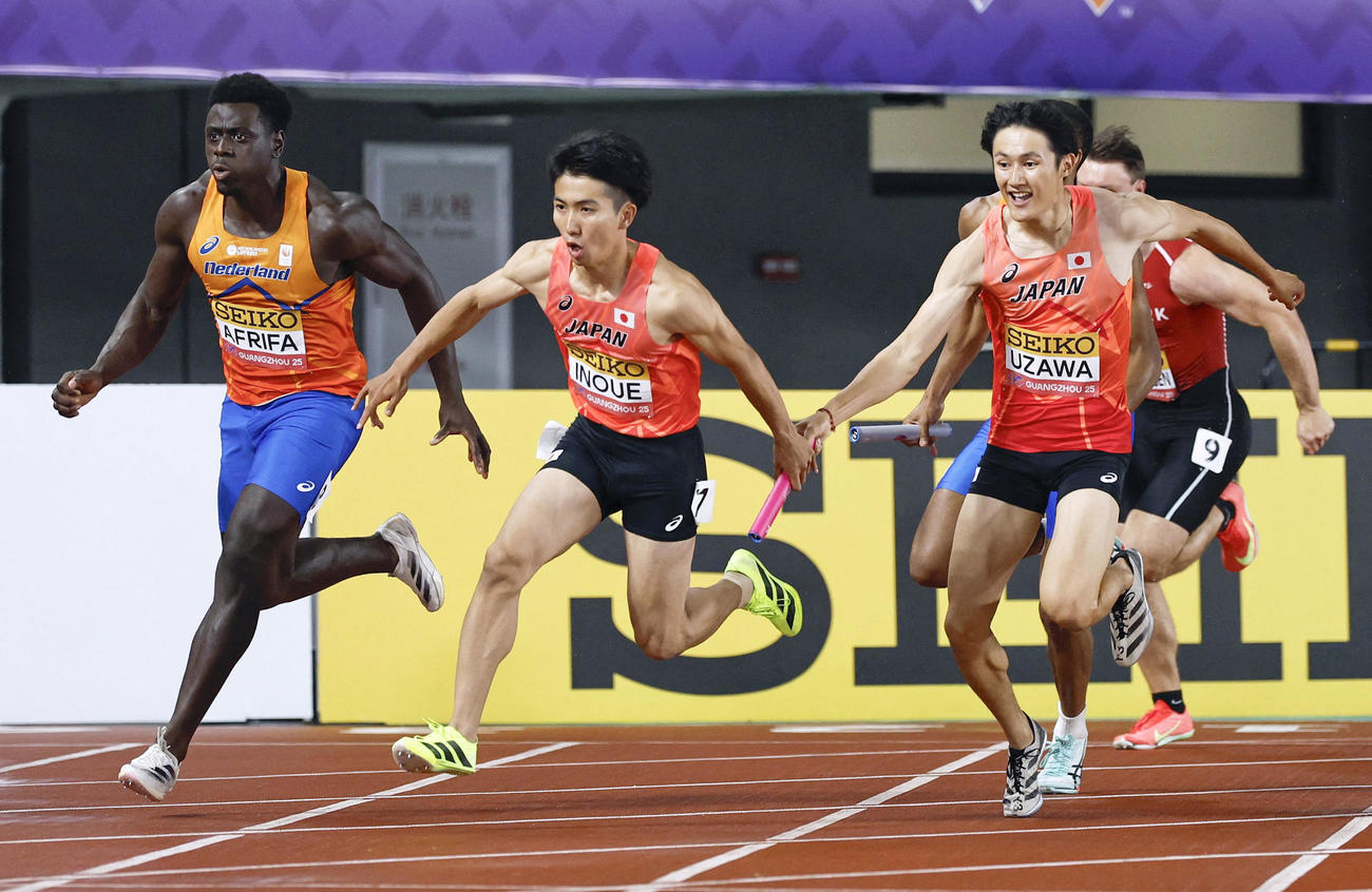 男子400メートルリレー予選で鵜沢（手前右）からバトンを受けて走り出す井上（中央）（ロイター＝共同）