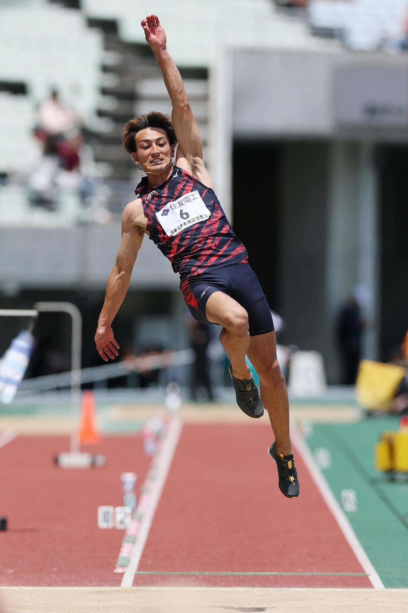 男子走り幅跳び決勝で跳躍する橋岡（撮影・前田充）