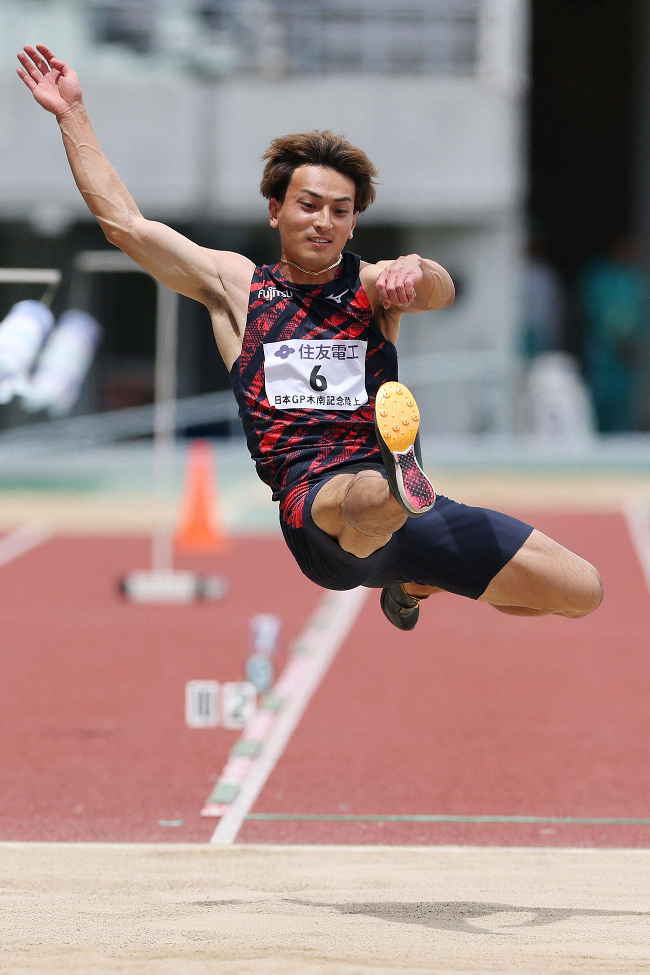 男子走り幅跳び決勝で跳躍する橋岡（撮影・前田充）