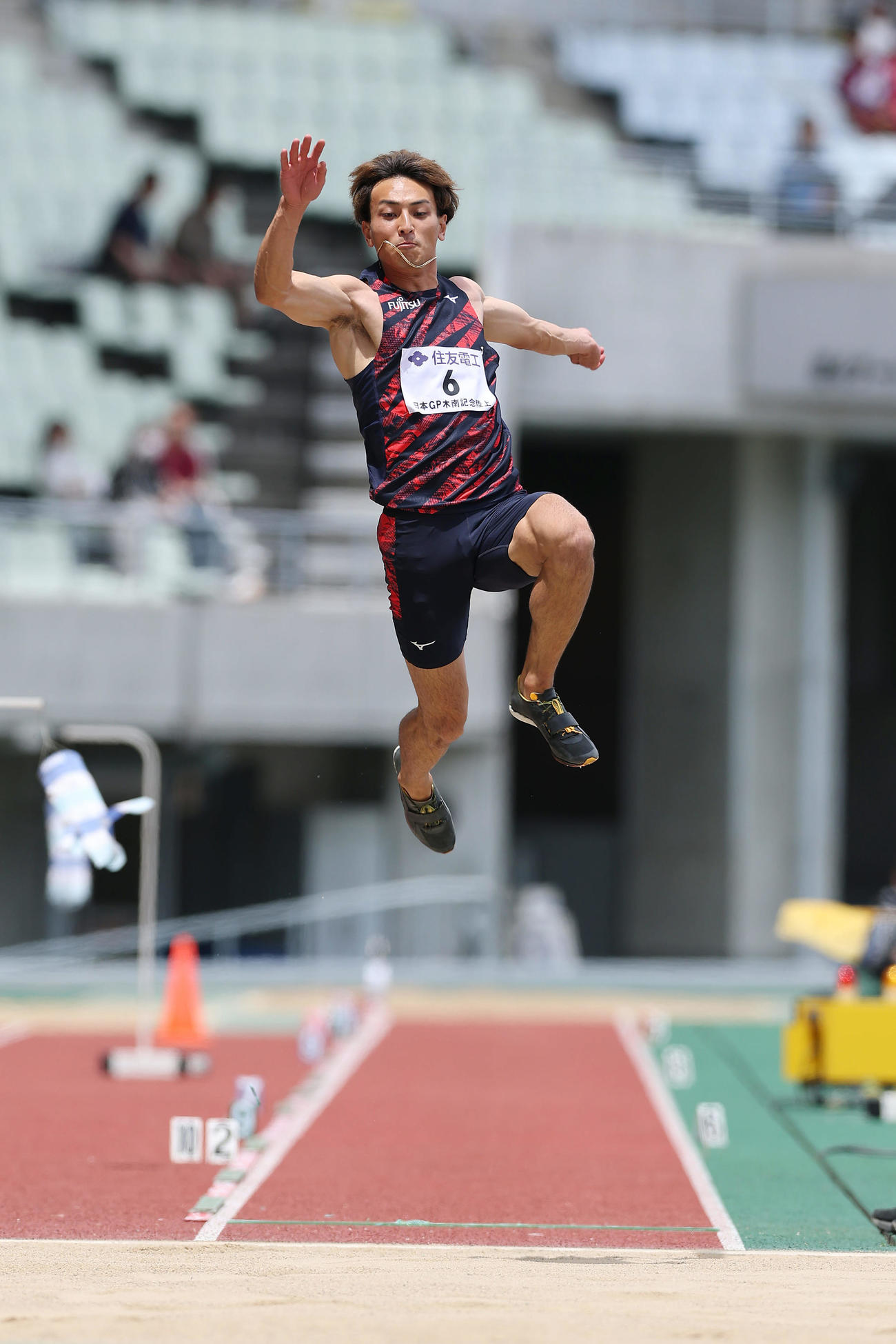 男子走り幅跳び決勝で跳躍する橋岡（撮影・前田充）