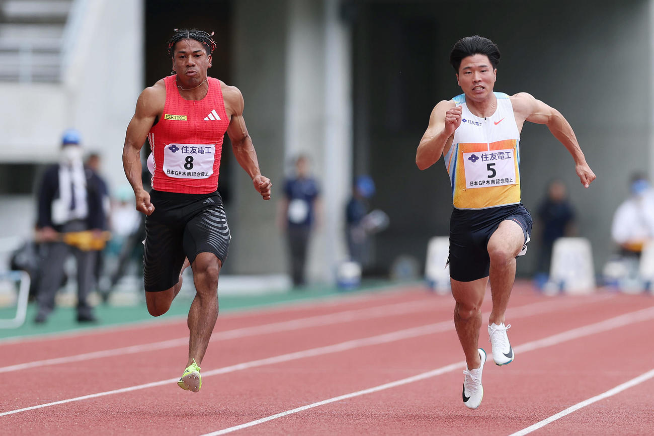 男子100メートル決勝で力走する小池。左はデーデー・ブルーノ（撮影・前田充）