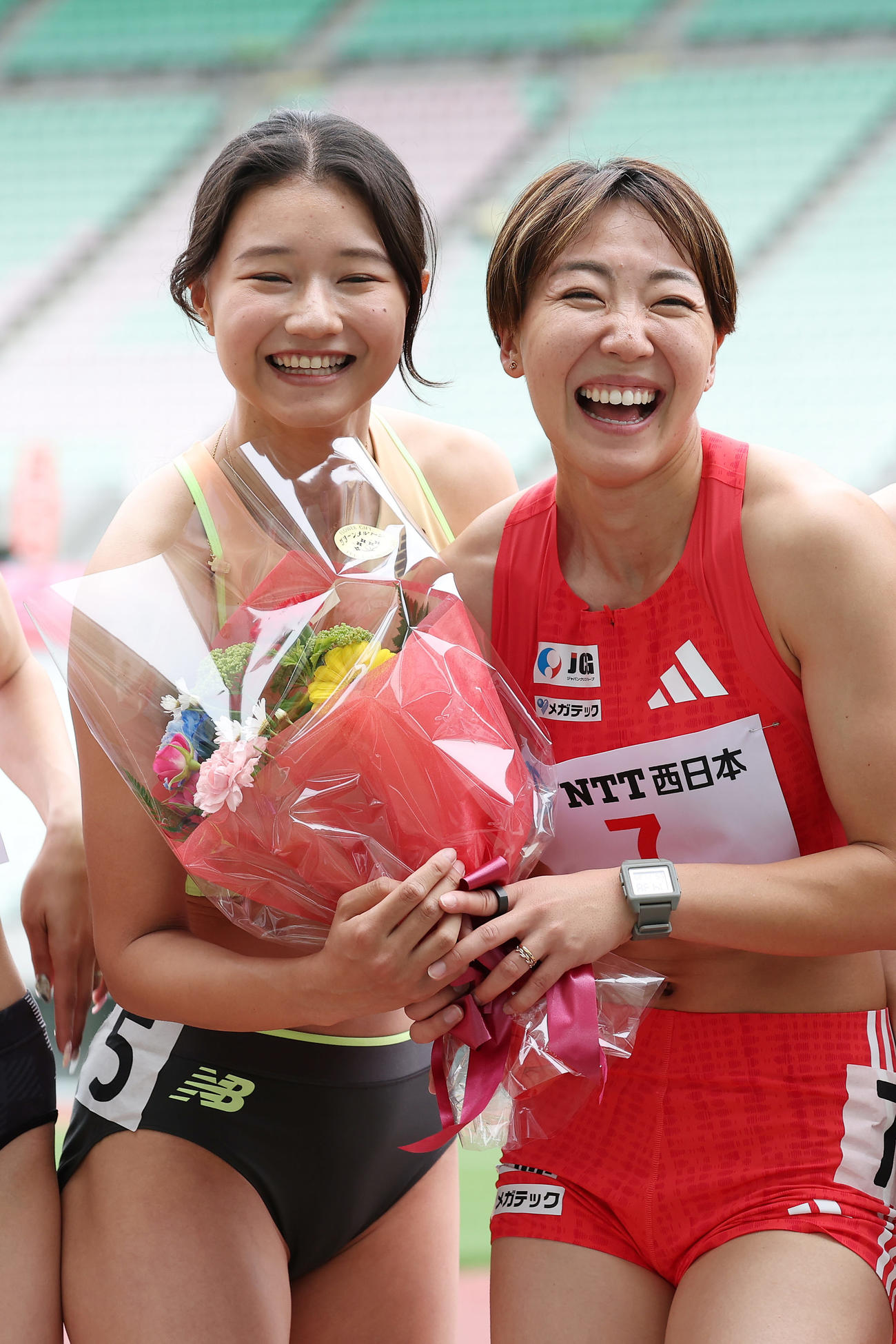レースを終え笑顔を見せる優勝の田中佑（左）と3位の寺田（撮影・前田充）