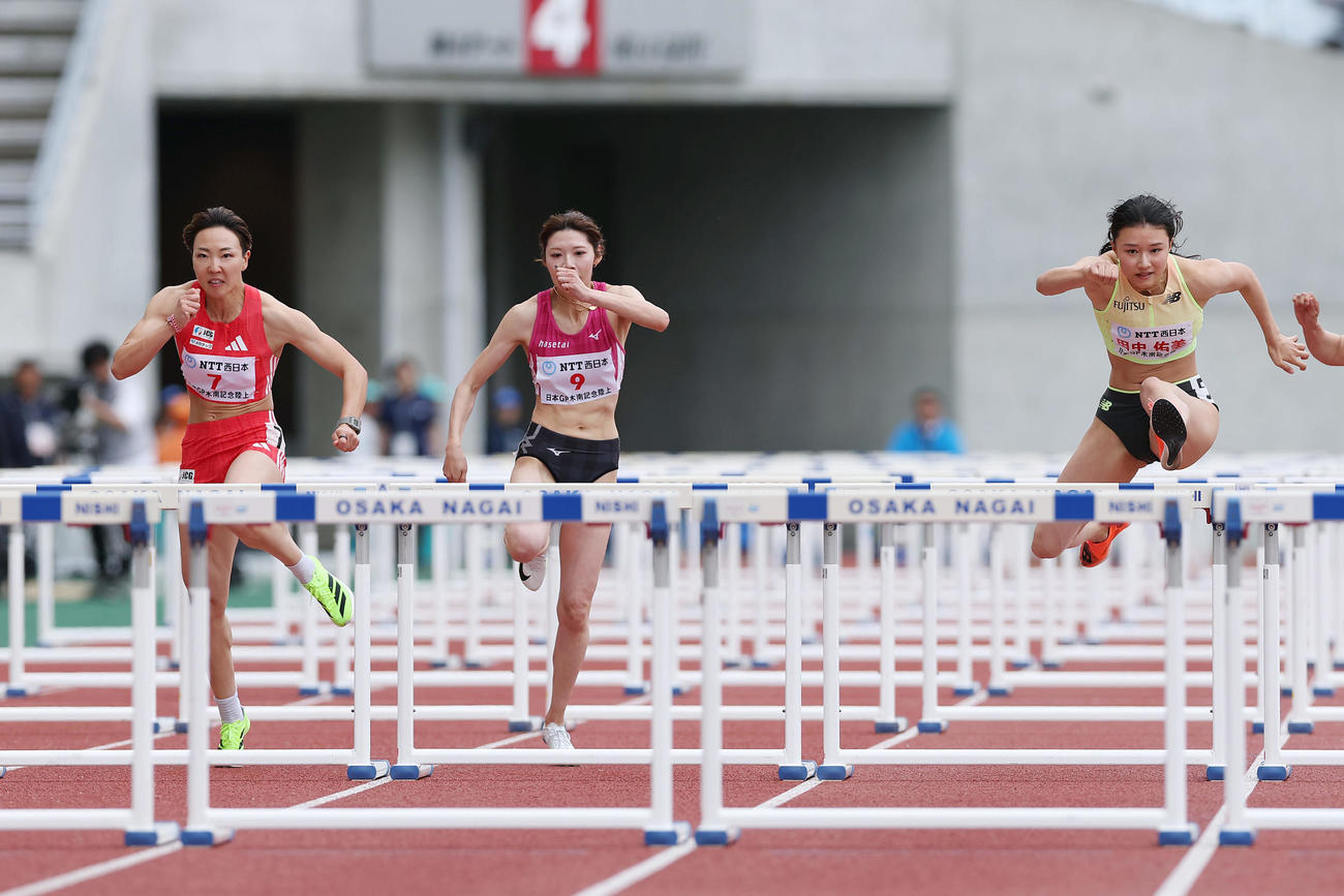 女子100メートル障害決勝で力走する寺田（左）と田中佑（右）（撮影・前田充）