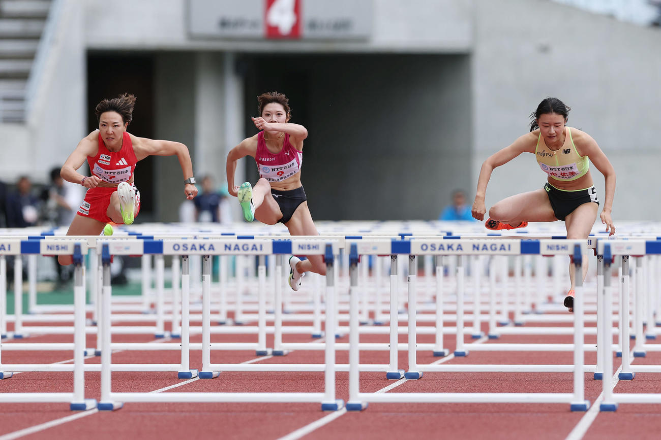 女子100メートル障害決勝で力走する寺田（左）と田中佑（右）（撮影・前田充）