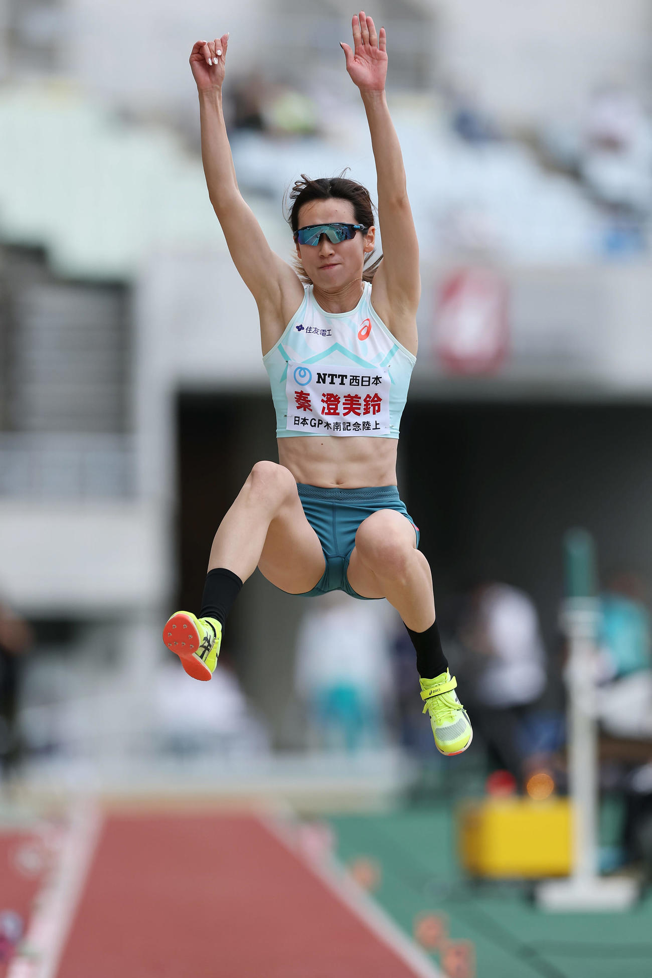 女子走り幅跳び決勝で跳躍する秦澄美鈴（撮影・前田充）