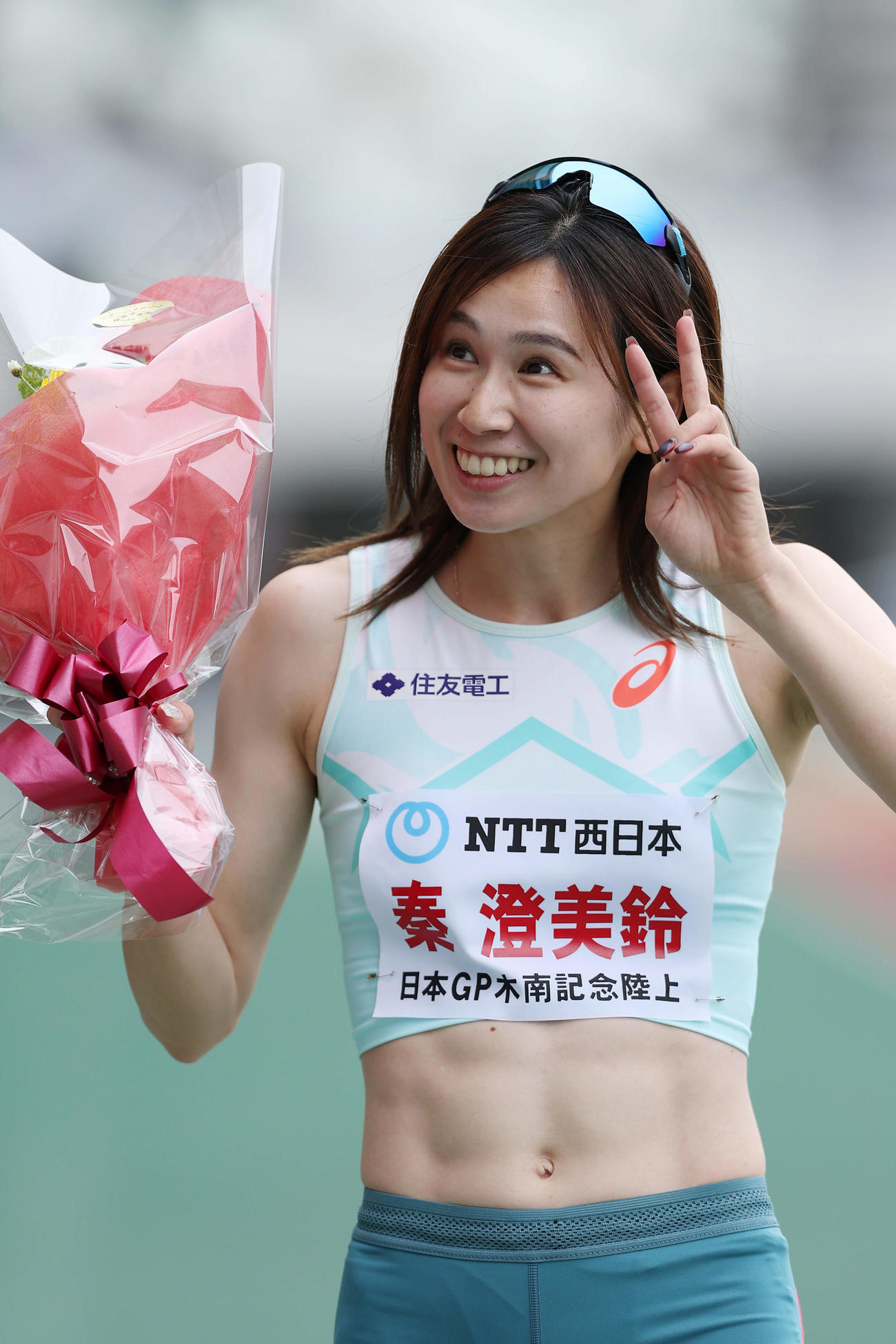 女子走り幅跳びで優勝し笑顔を見せる秦澄美鈴（撮影・前田充）