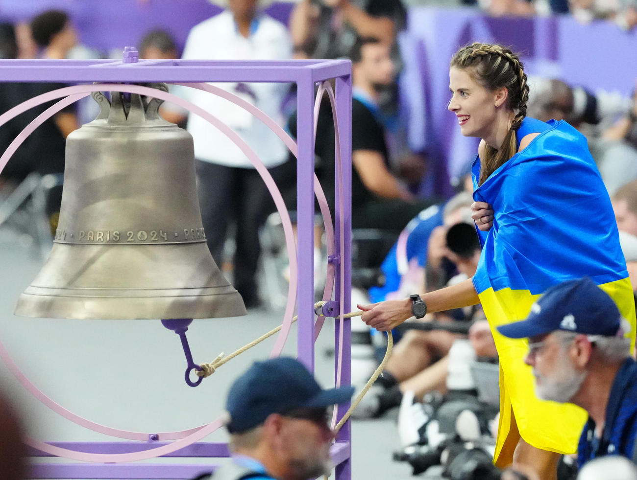 パリ五輪の陸上女子走り高跳びで優勝し鐘を鳴らすヤロスラワ・マフチフ（2024年8月4日撮影）