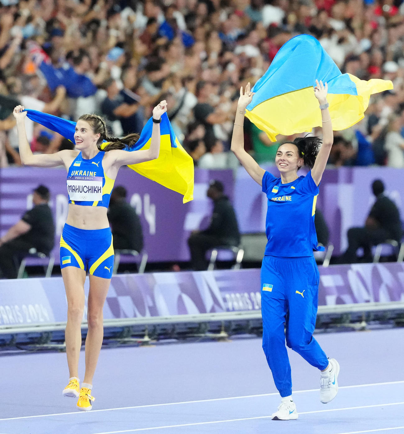 パリ五輪　陸上女子走り高跳びで金メダルのウクライナ・マフチク（左）と銅メダルの同ゲラシチェンコ（2024年8月4日撮影）