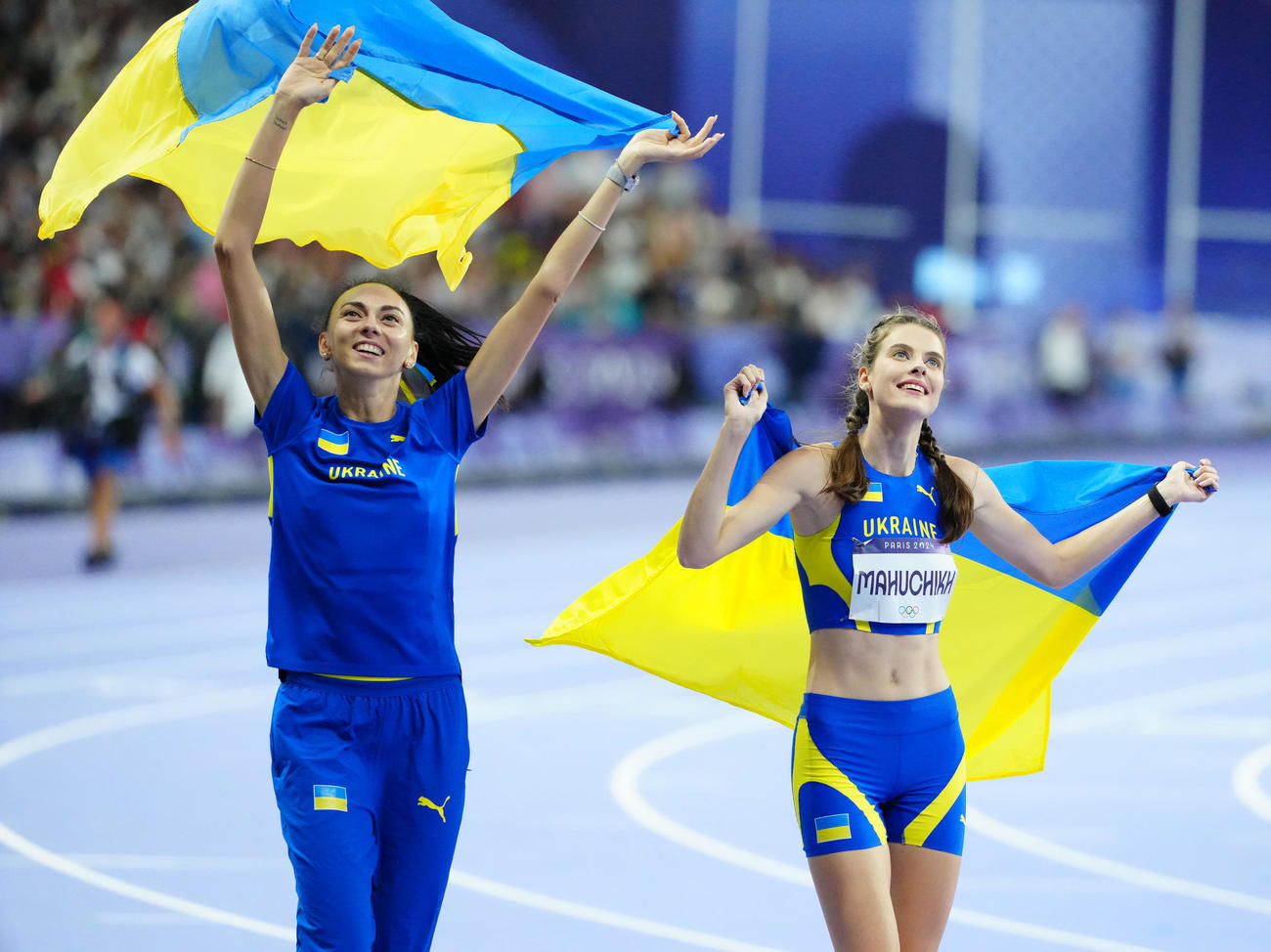 パリ五輪　陸上女子走り高跳びで金メダルのウクライナ・マフチク（右）と銅メダルの同ゲラシュチェンコ（2024年8月4日撮影）
