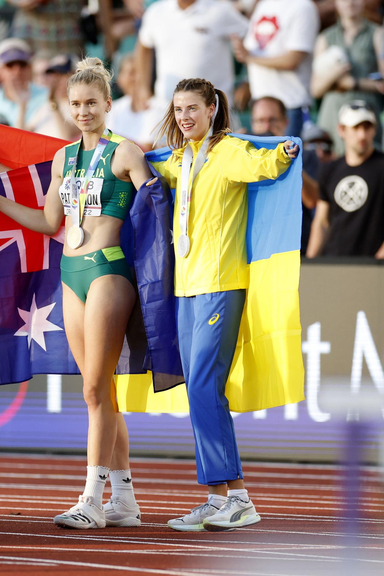 2022年7月19日、世界陸上選手権　第5日　女子走り高跳び決勝　国旗を掲げるウクライナのヤロスラワ・マフチフ（右）