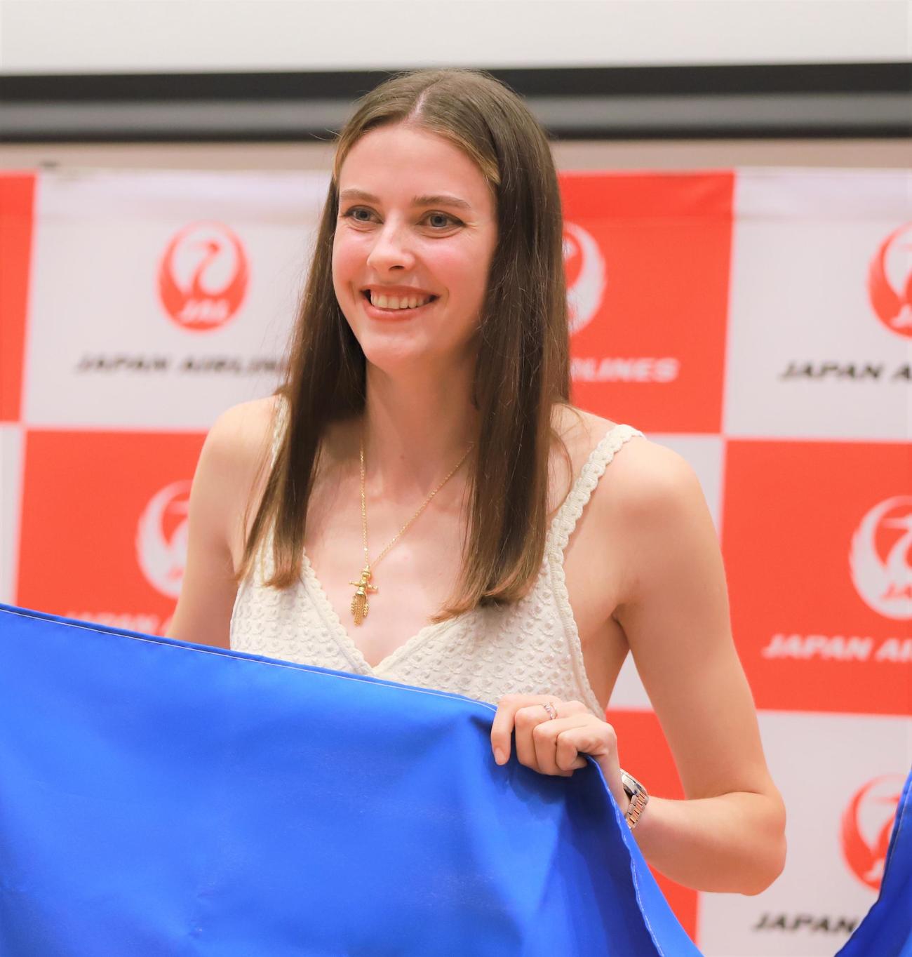 笑顔を見せる陸上女子走り高跳びのマフチフ（撮影・藤塚大輔）
