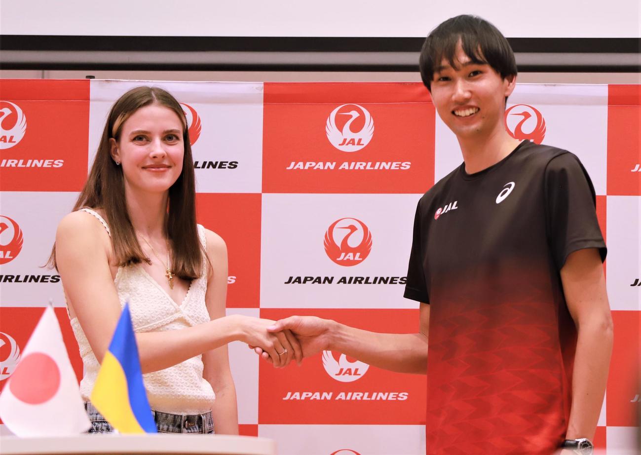 陸上男子走り高跳びの戸辺（右）と対談した女子同種目のマフチフ（撮影・藤塚大輔）