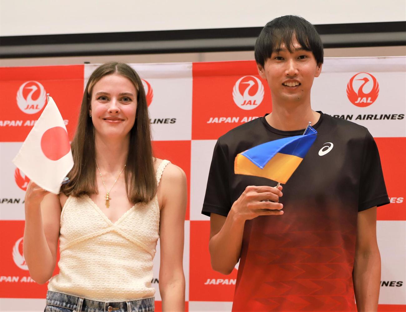 陸上男子走り高跳びの戸辺（右）と対談した女子同種目のマフチフ（撮影・藤塚大輔）