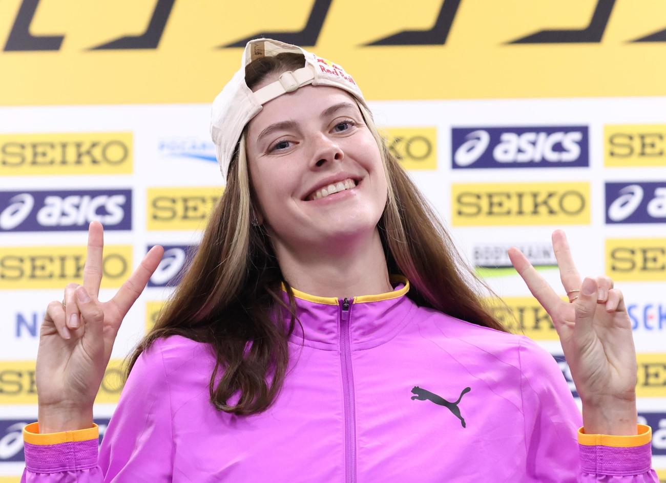 陸上セイコー・ゴールデングランプリの前日会見で笑顔でピースサインをするマフチフ（日本陸連提供）