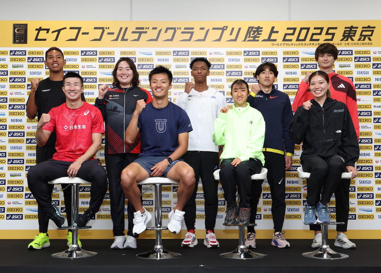 女子3000メートルでペースメーカーを務める田中（中央）（撮影・垰建太）