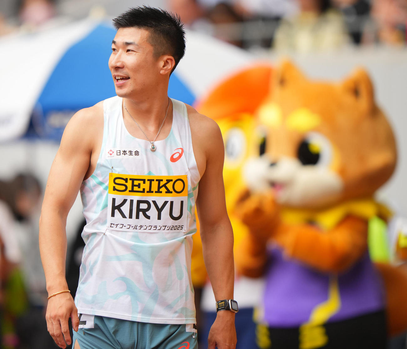 男子100メートル決勝、レースを終え笑顔を見せる桐生（撮影・垰建太）