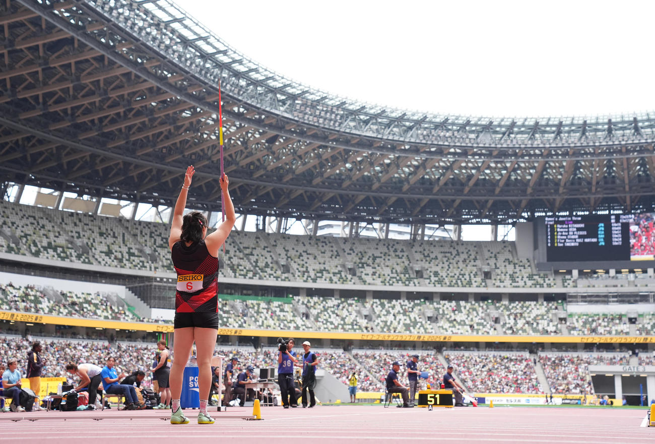 女子やり投げ、観客に手拍子を求める北口（撮影・垰建太）