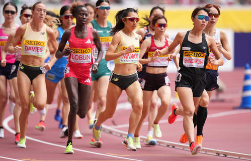 女子3000メートルで力走する田中（中央）（撮影・鈴木みどり）