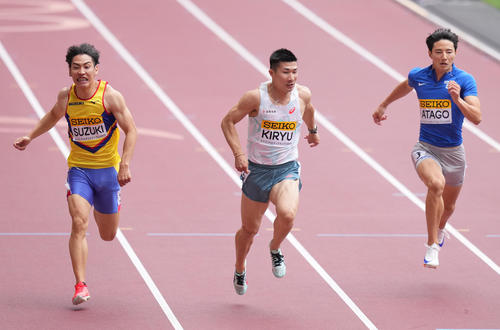 男子100メートル予選2組　力走する桐生（中央）（撮影・鈴木みどり）