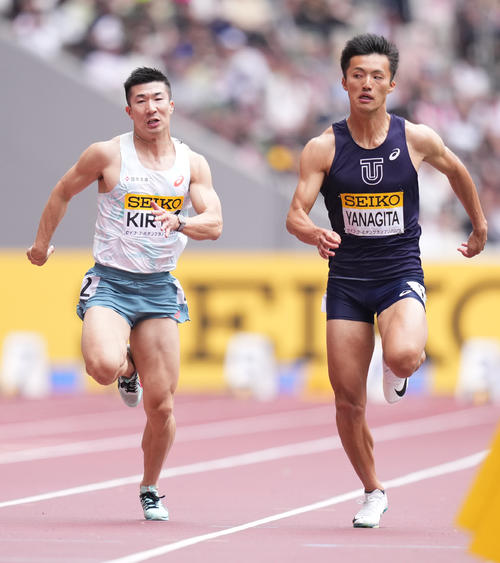 男子100メートル決勝　力走する柳田大輝。左は桐生（撮影・鈴木みどり）