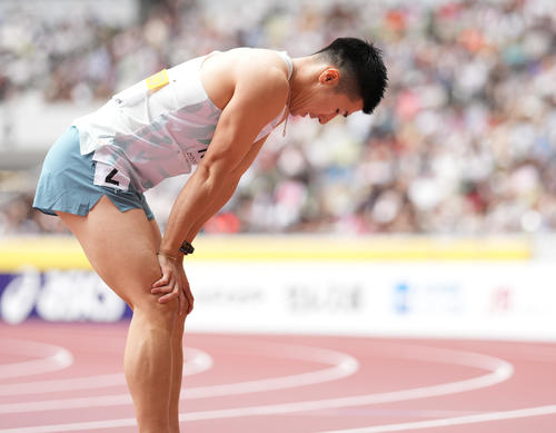 男子100メートル決勝　ゴール後、うつむく桐生（撮影・鈴木みどり）
