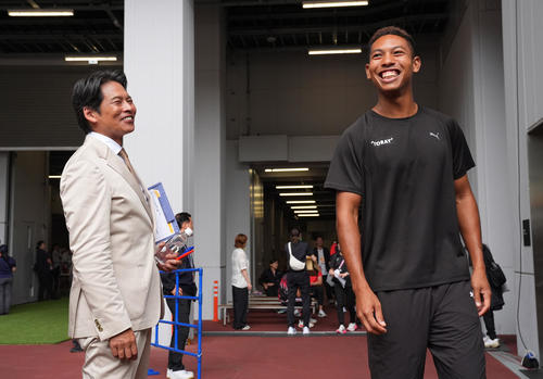 試合を欠場したサニブラウン（右）は織田裕二に質問され笑顔を見せる（撮影・垰建太）