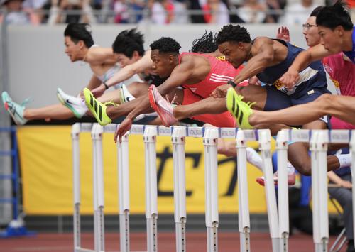 男子110メートル障害決勝、力走する村竹（左から3人目）（撮影・垰建太）