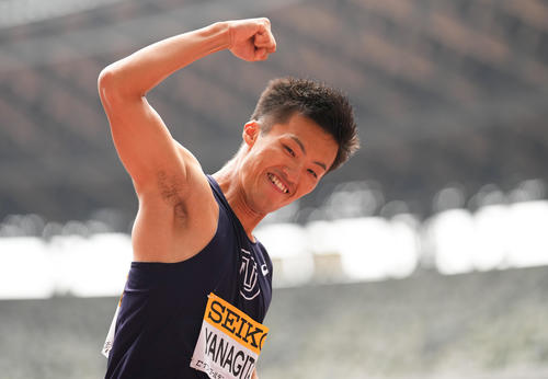 男子100メートル決勝　優勝し、ガッツポーズする柳田（撮影・鈴木みどり）