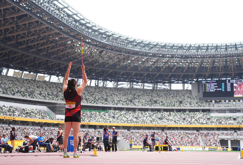女子やり投げ、観客に手拍子を求める北口（撮影・垰建太）