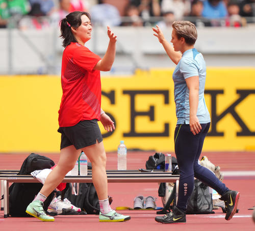 女子やり投げの試合前にタッチを交わす北口（左）とシチャコバ（撮影・垰建太）