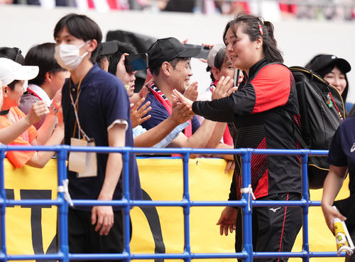 女子やり投げで優勝した北口はファンとハイタッチ（撮影・鈴木みどり）