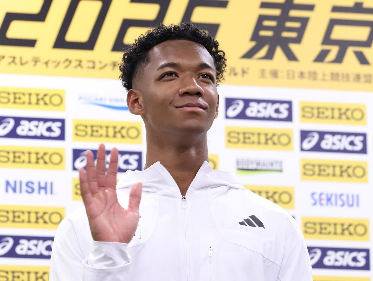 陸上セイコー・ゴールデングランプリの前日会見で笑みを浮かべる村竹（日本陸連提供）