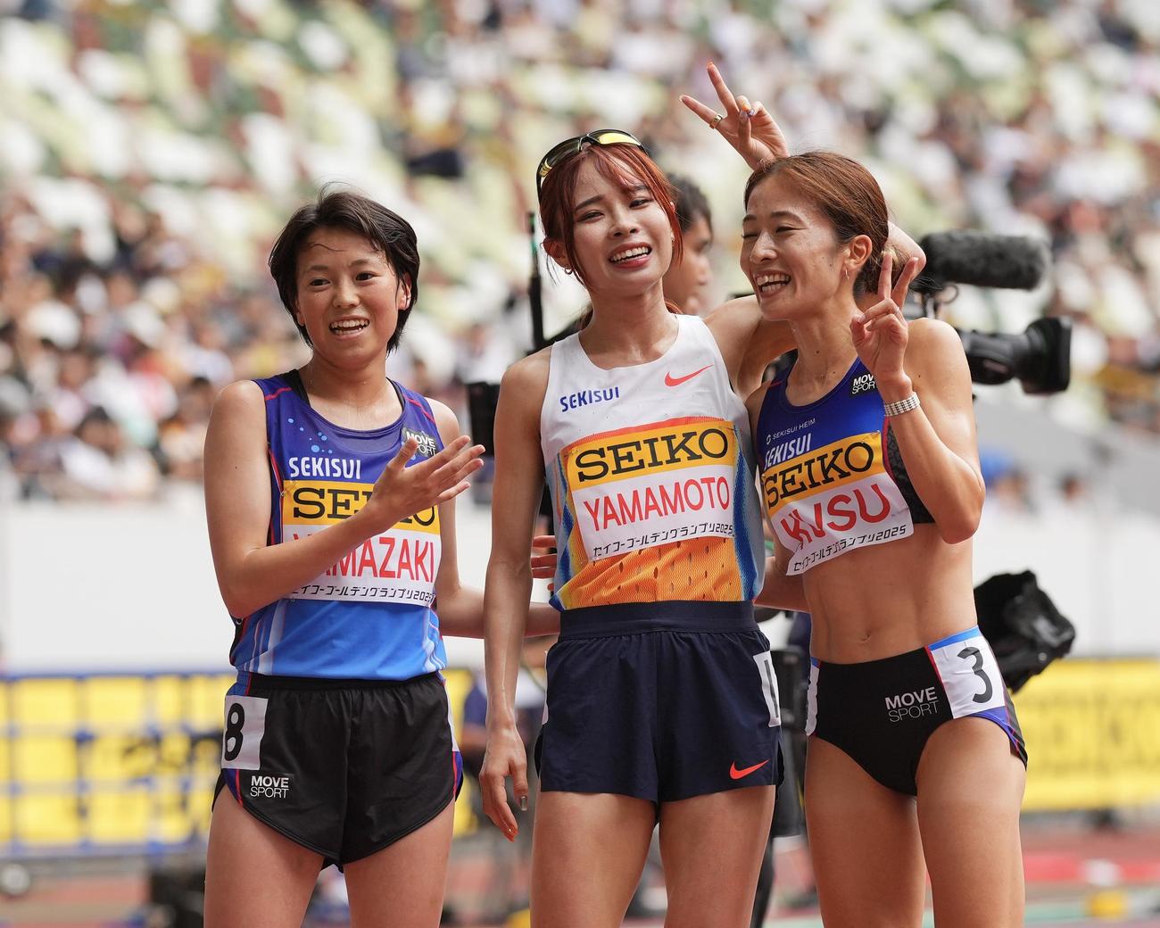 女子3000メートルを終え笑顔で写真に納まる山本（中央）ら（撮影・垰建太）