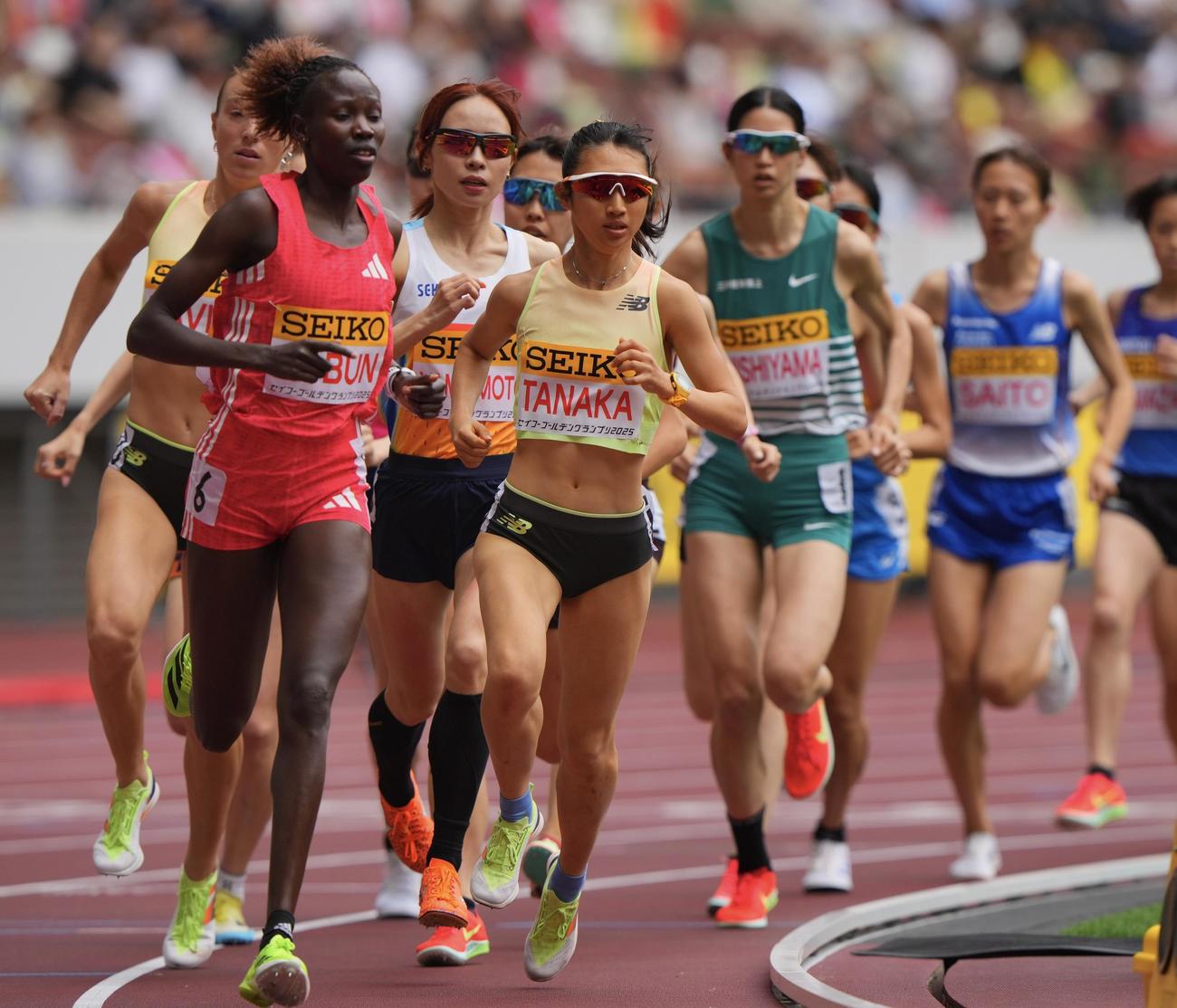 女子3000メートルでペースメーカーを務める田中（中央）（撮影・垰建太）