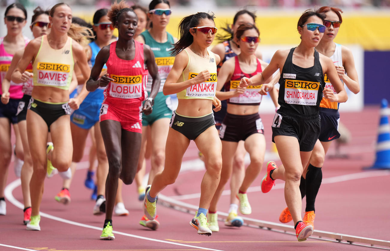 女子3000メートルで力走する田中（中央）（撮影・鈴木みどり）