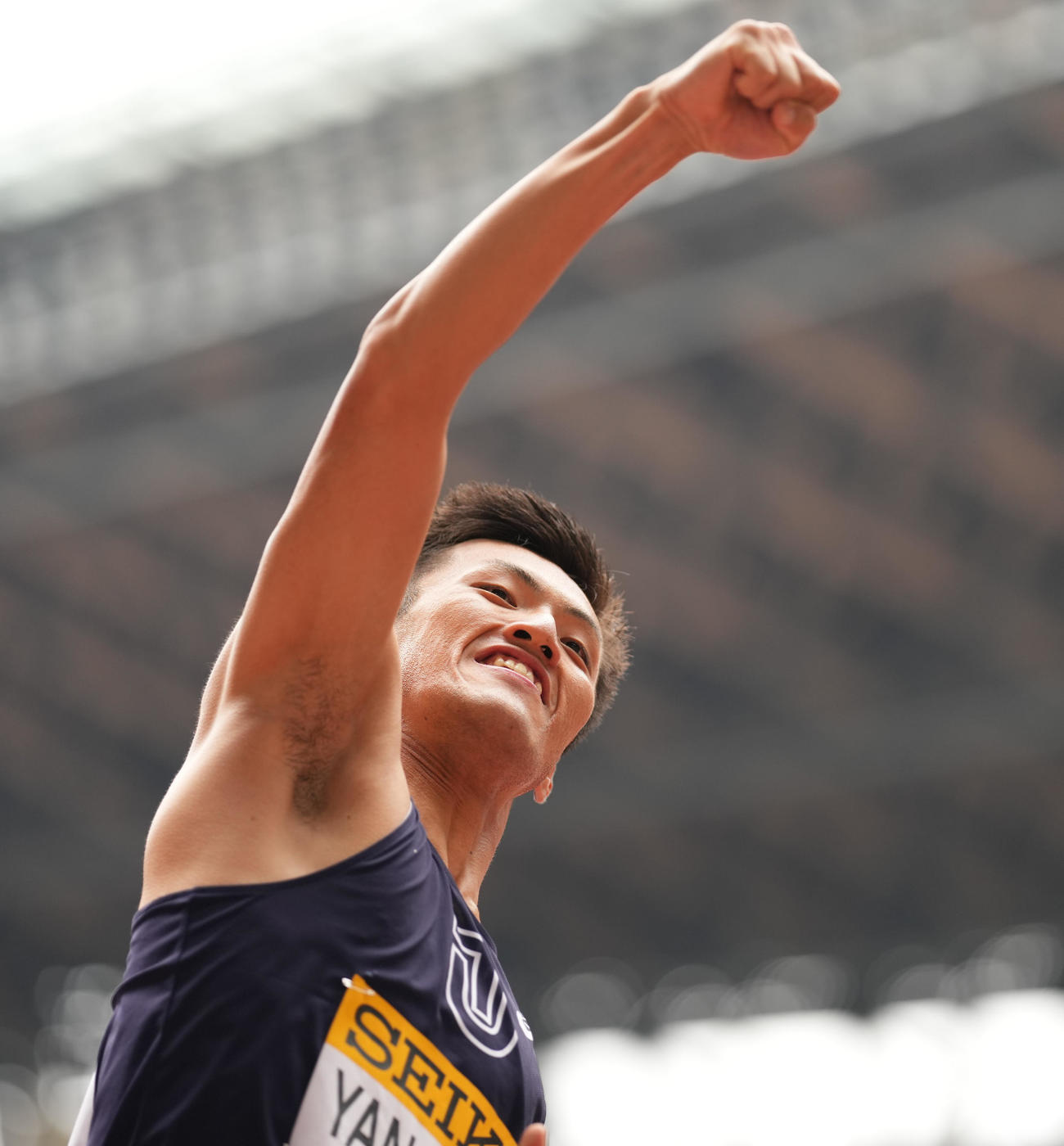 男子100メートル決勝　優勝し、ガッツポーズする柳田（撮影・鈴木みどり）