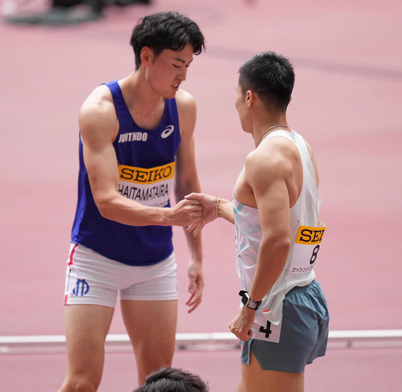 男子100メートル予選2組　桐生（右）と握手を交わす灰玉平（撮影・鈴木みどり）