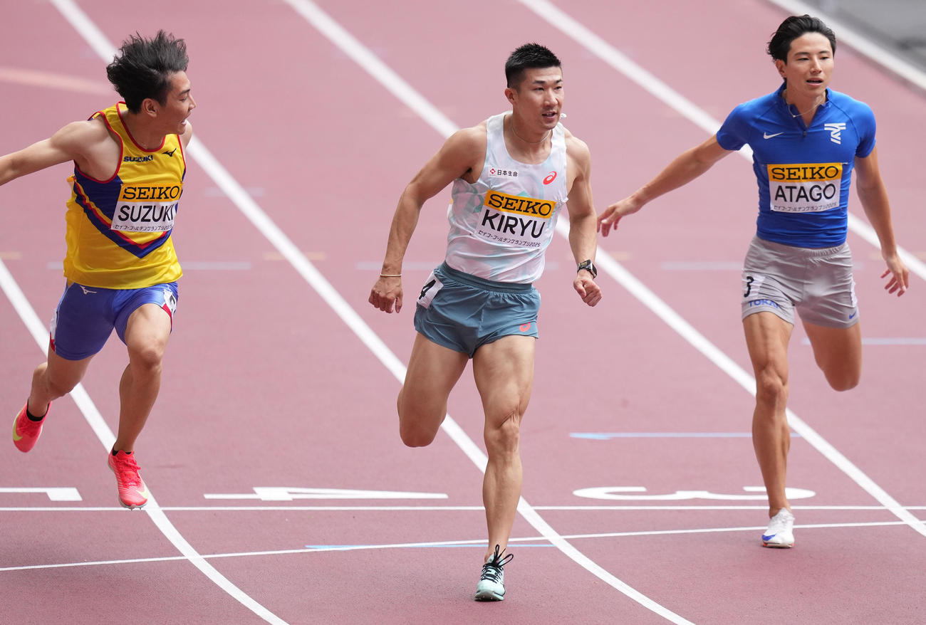 男子100メートル予選2組　ゴールした桐生（中央）（撮影・鈴木みどり）