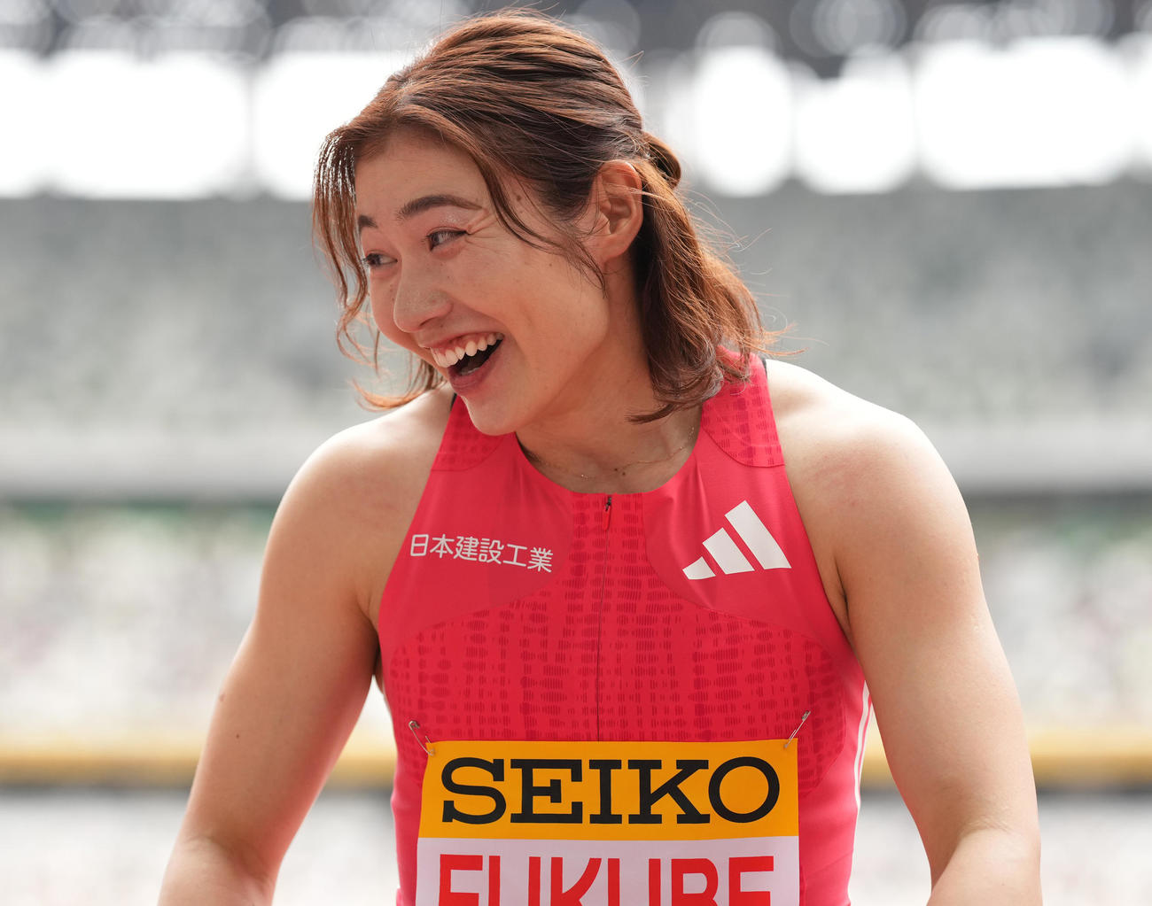 女子100メートル障害　ゴール後笑顔の福部（撮影・鈴木みどり）