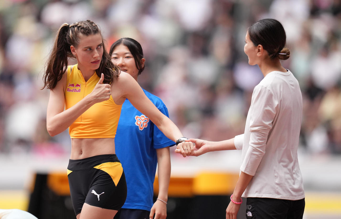女子走り高跳び　競技を終えサムズアップのマフチフ（左）（撮影・鈴木みどり）
