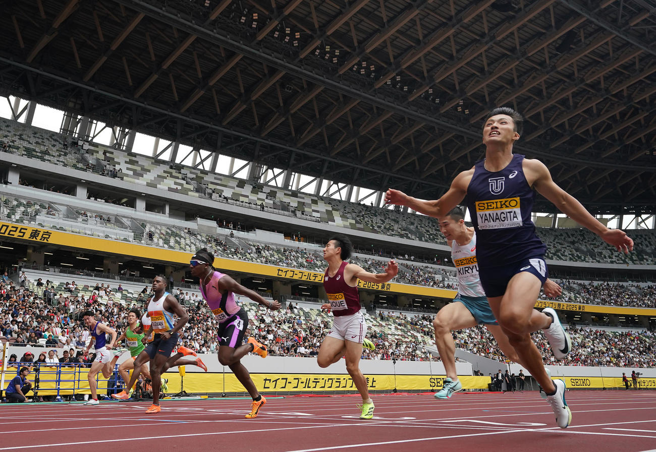 男子100メートル決勝、1位でゴールする柳田（右）（撮影・垰建太）