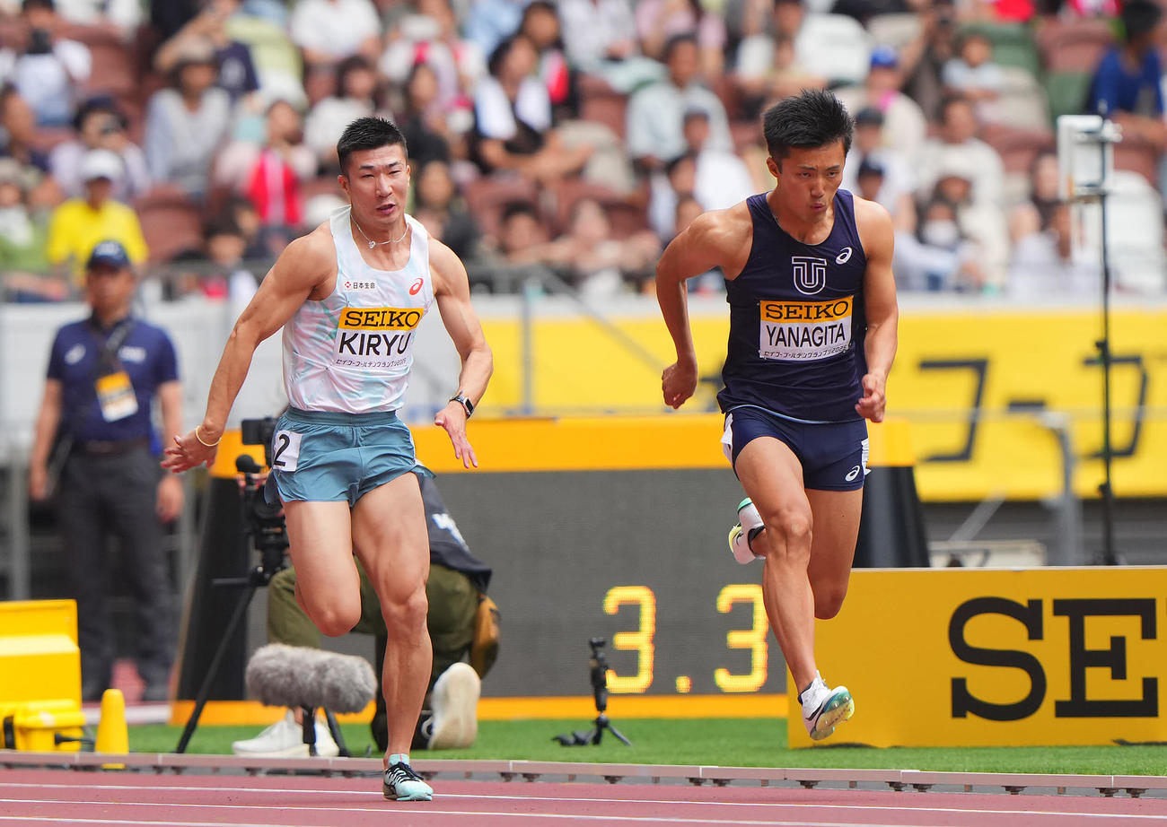 男子100メートル決勝、力走する柳田（右）と桐生（撮影・垰建太）