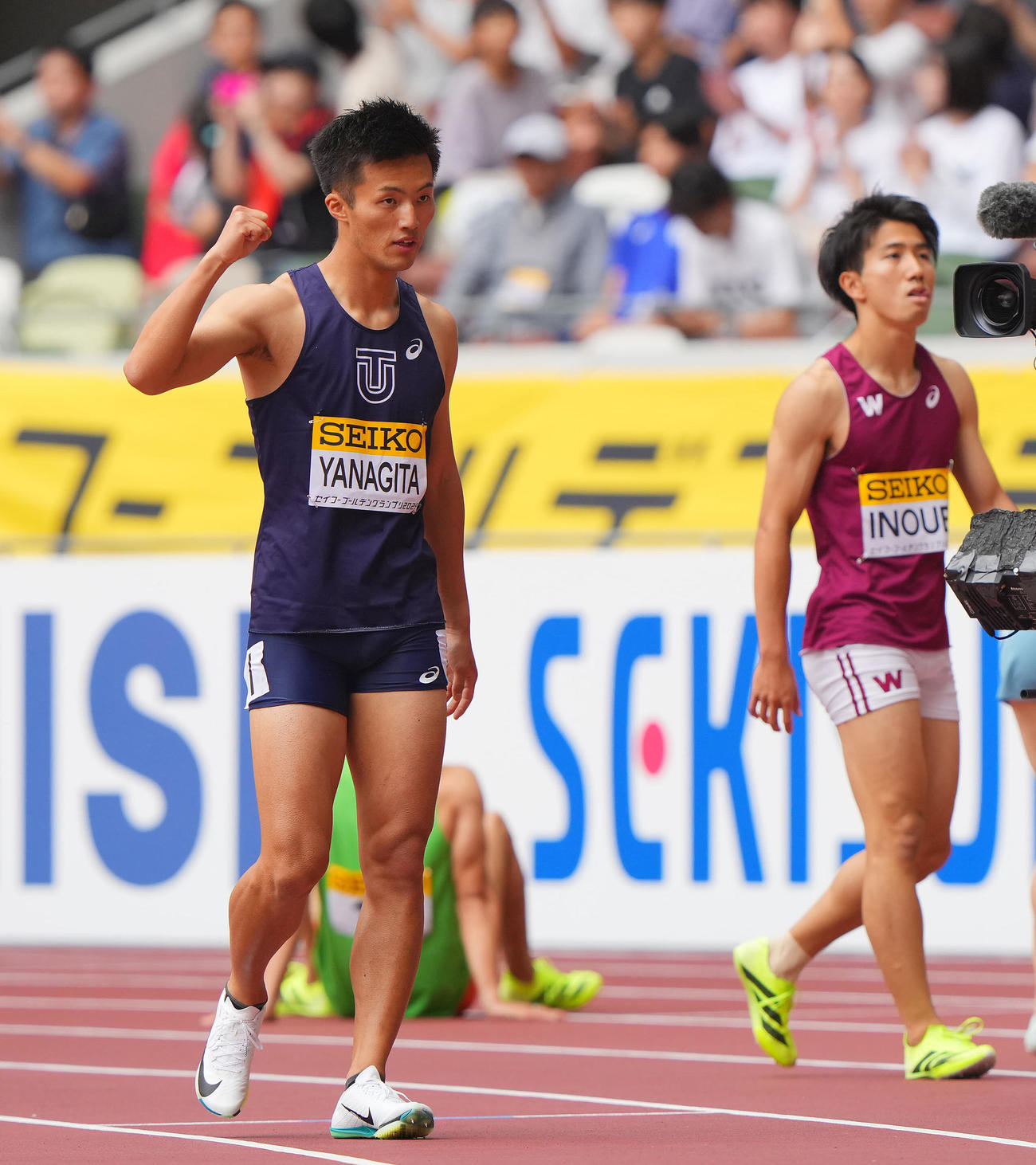 男子100メートル決勝、1位でゴールしガッツポーズするする柳田（手前）（撮影・垰建太）